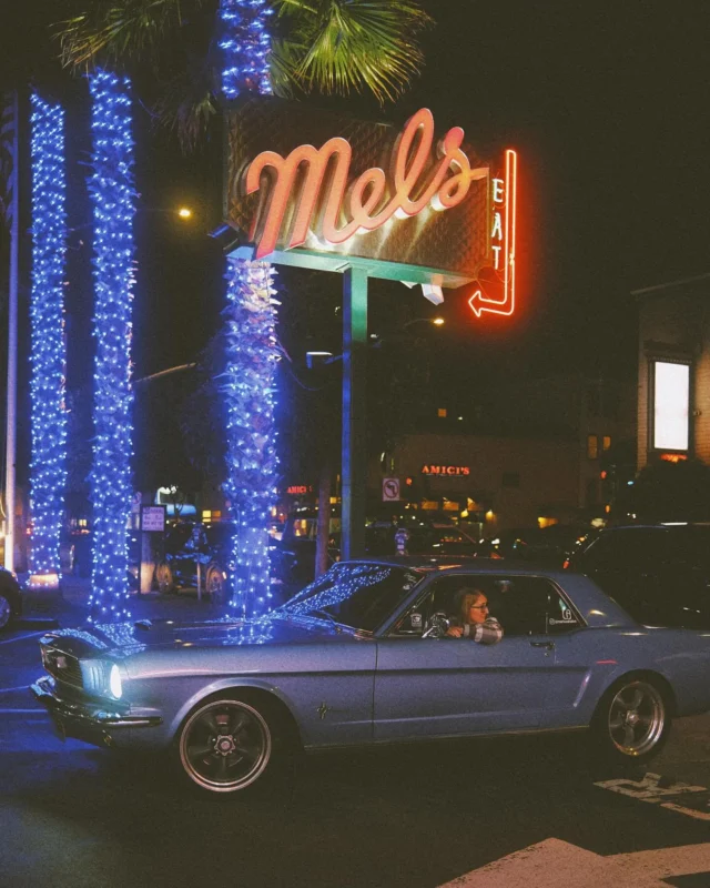 Mel’s Drive In, where classic cars and good times collide! 🚗💨 Whether you’re cruising in a vintage beauty or just craving some retro vibes, Mel’s is the spot to be. Fuel up on burgers, fries, and shakes while soaking in the nostalgia era! Photo by @gelstang